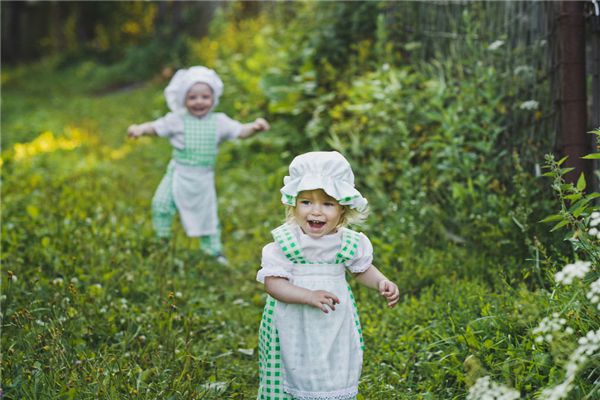 Dreaming of a child eating insects