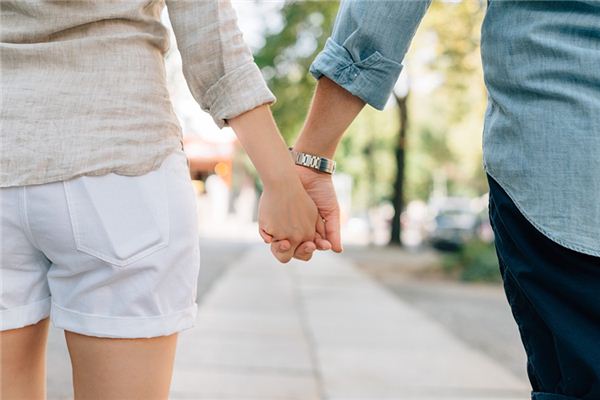 What does it mean to dream of holding hands with someone of the opposite sex? What does it mean to dream of holding hands with someone of the opposite sex?