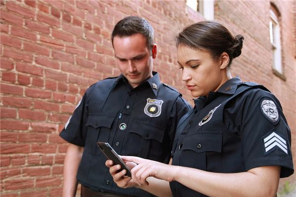 I dreamed of calling 110 to report a crime.