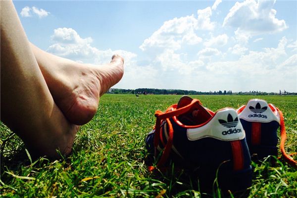 What does it mean to dream of being barefoot?