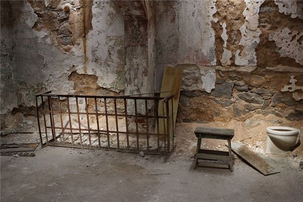 What does it mean to dream of falling into a cesspool?