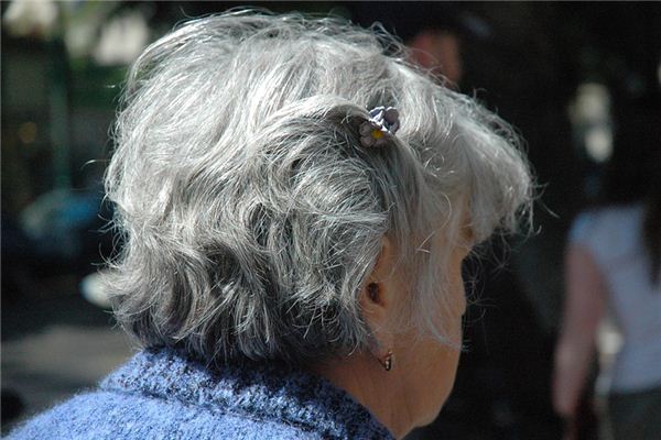 What does it mean to dream of your hair turning white? What does it mean to dream of your hair turning white?