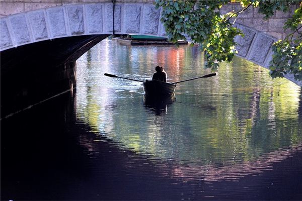I dreamed that a boat passed under a bridge.