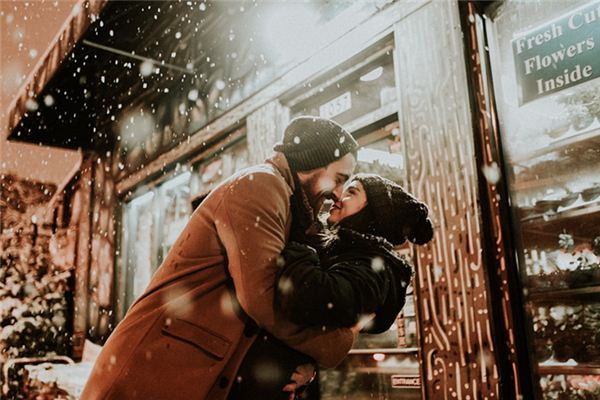 What does it mean to dream of hugging a woman? What does it mean to dream of hugging a woman?
