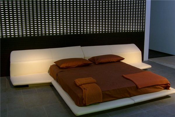 What does it mean to dream of wetting the bed?