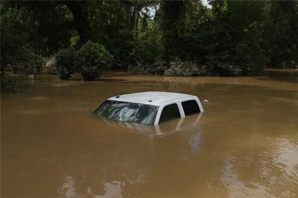What does it mean to dream of a car being flooded? What does it mean to dream of a car being flooded?