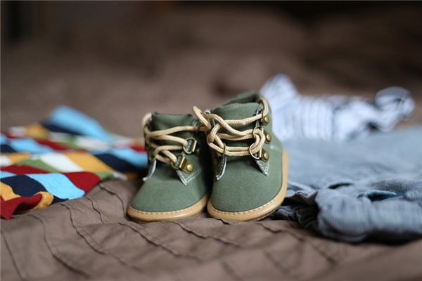What does it mean to dream of giving shoes as a gift? What does it mean to dream of giving shoes as a gift?