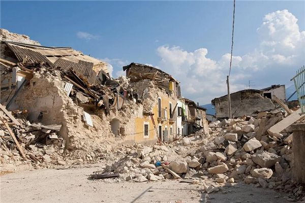 I dreamt that my house collapsed in an earthquake.