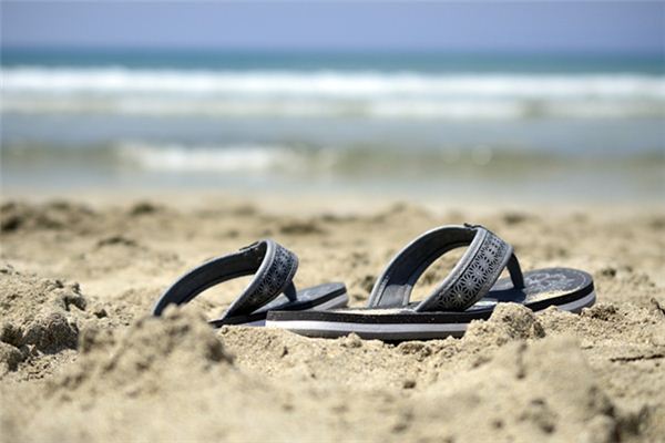 What does it mean to dream of wearing silver slippers? What does it mean to dream of wearing silver slippers?