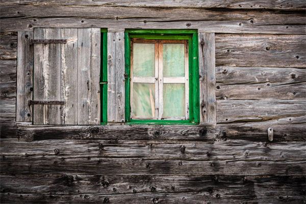 I dreamed of strong winds hitting the windows.