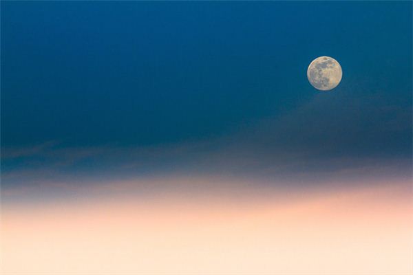 I dreamt of a full moon shining brightly in the sky.