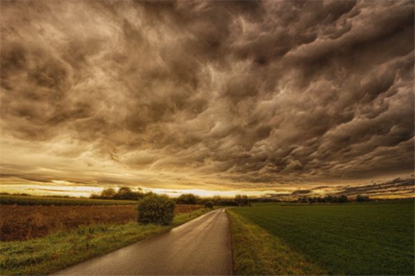 What does it mean to dream of a low-hanging sky? What does it mean to dream of a low-hanging sky?