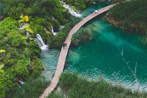 What does it mean to dream of a lake? What does it mean to dream of a lake?