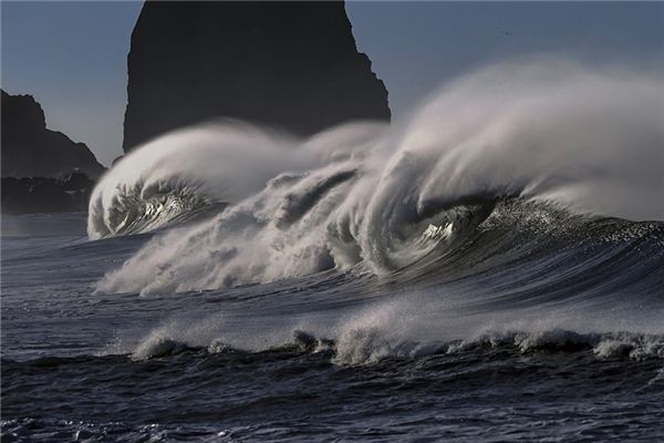 What does it mean to dream of raging waves? What does it mean to dream of raging waves?