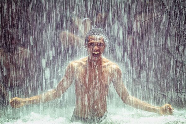 What does it mean to dream of being drenched by a waterfall? What does it mean to dream of being drenched by a waterfall?