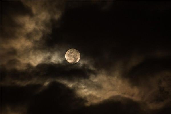 I dreamt that the moon had a halo and was in a state of confusion. I dreamt that the moon had a halo and was in a state of confusion.