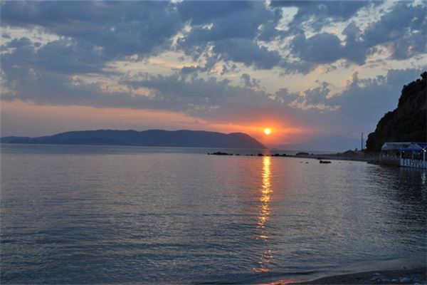 I dreamed that the sun sank into the sea.
