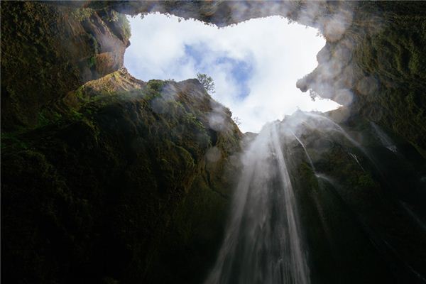 What does it mean to dream of a cave? What does it mean to dream of a cave?
