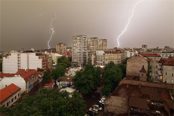 I dreamed of a power outage caused by thunder.