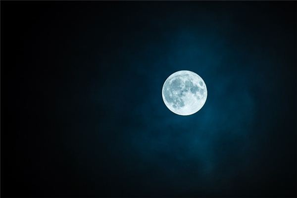 What does it mean to dream of a lonely moon hanging high in the sky? What does it mean to dream of a lonely moon hanging high in the sky?