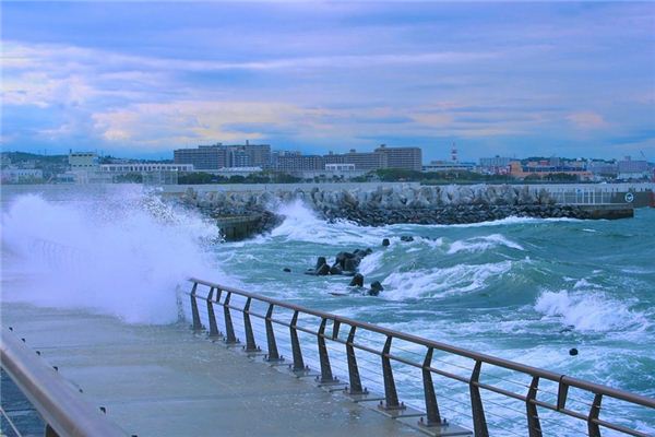 What does it mean to dream of surging waves? What does it mean to dream of surging waves?