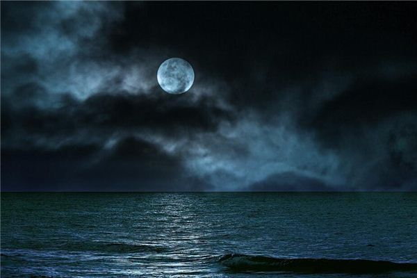I dreamt of a dim moon and faint starlight. I dreamt of a dim moon and faint starlight.