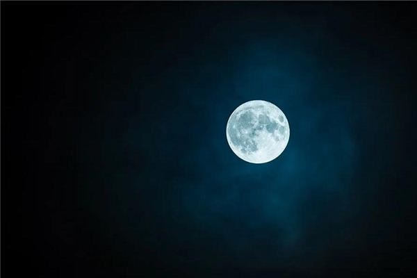 I dreamt that the dense clouds dispersed and the moonlight shone brightly.