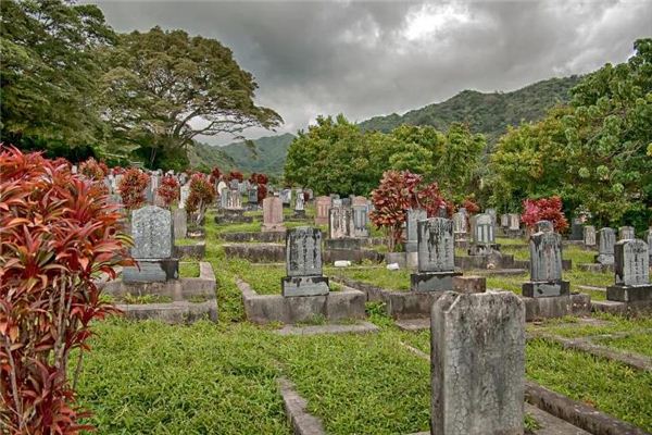 Dreaming of a tomb or mound in the mountains