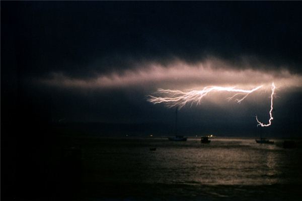 What does it mean to dream of being struck by lightning? What does it mean to dream of being struck by lightning?