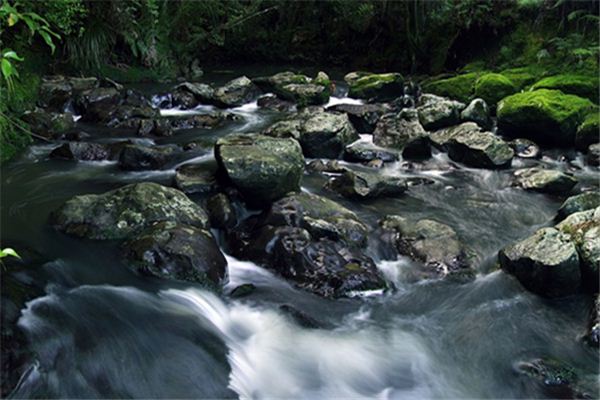 What does it mean to dream of flowing water? What does it mean to dream of flowing water?